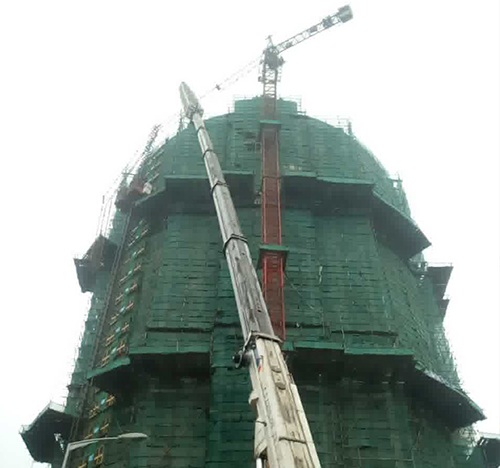 辰溪吊车在工地上作业